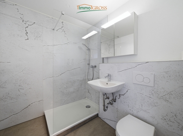 Modernes Badezimmer mit bodentiefer Dusche