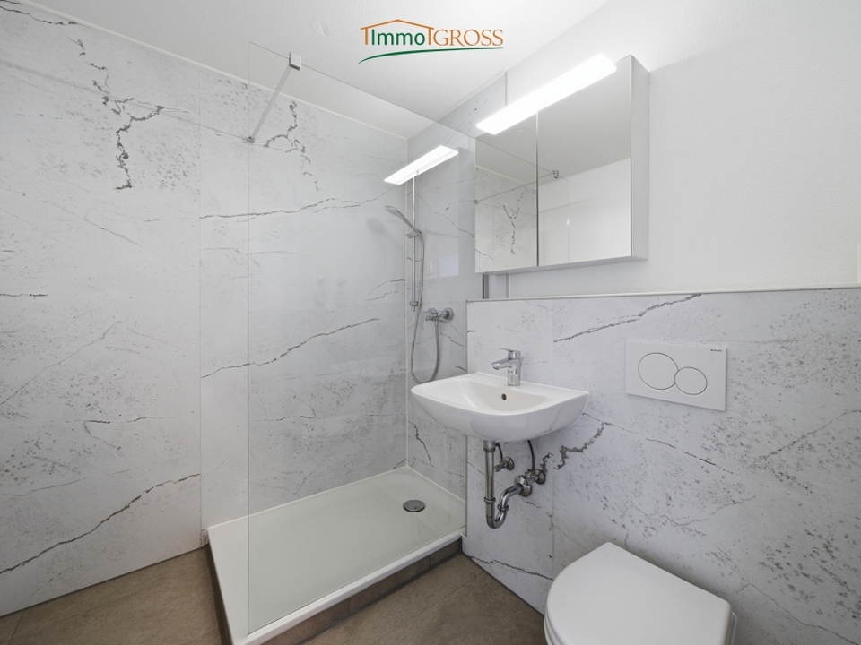 Modernes Badezimmer mit bodentiefer Dusche