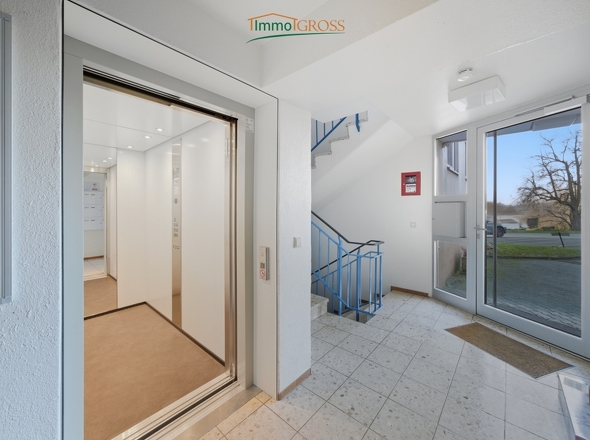 Haupteingang mit Fahrstuhl