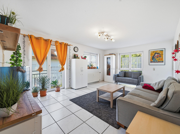 Lichtdurchflutetes Wohnzimmer