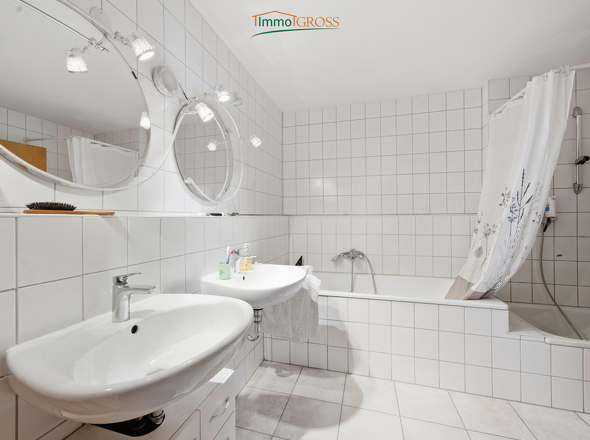 Großes Badezimmer mit Badewanne