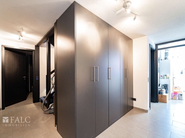 Flur UG mit Einbauschrank