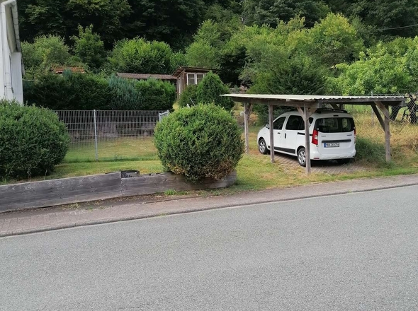  Strassenansicht zum Carport