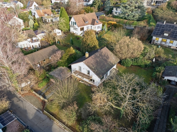 Das Haus und Grundstück von vorne