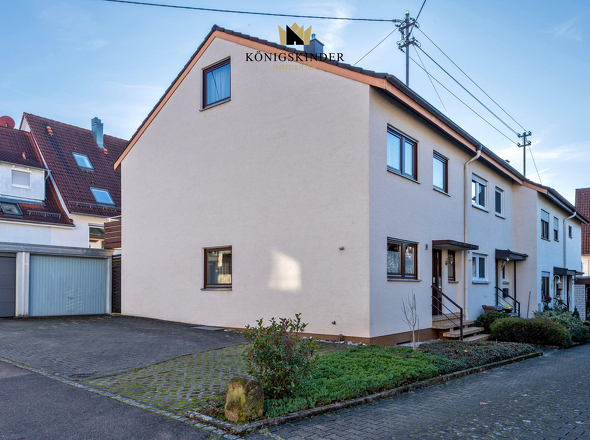 Hausansicht mit Garage & Stellplatz