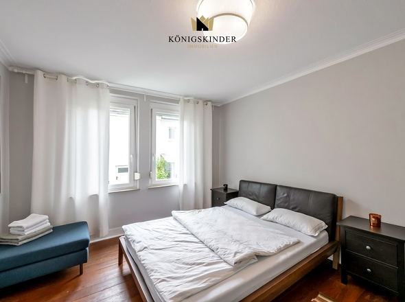 Schlafzimmer mit Blick in den ruhigen Hinterhof