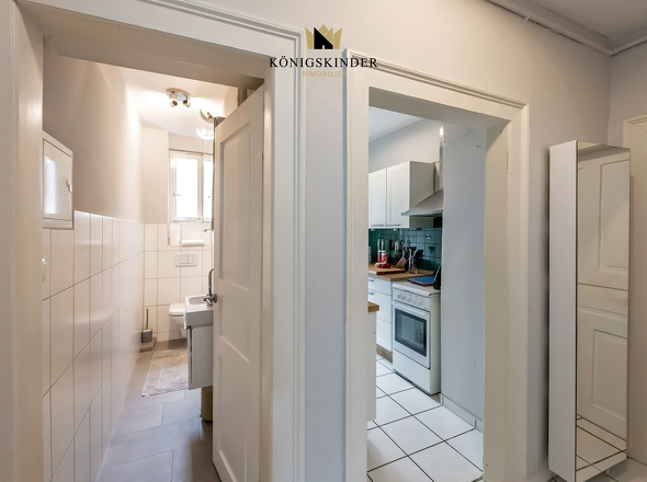 Flur mit Zugang ins Bad und Küche