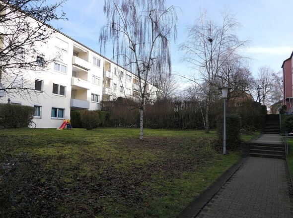 Fußweg und Garten vorm Haus