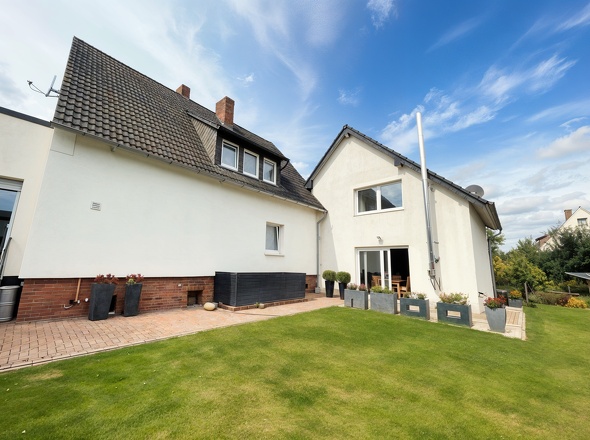 Gartenansicht (links Haupthaus - rechts Anbau)