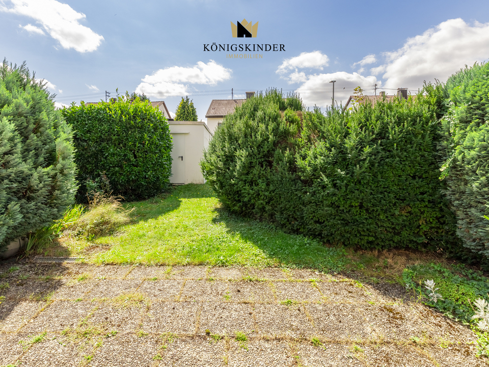 Grüner Rückzugsort hinter dem Haus