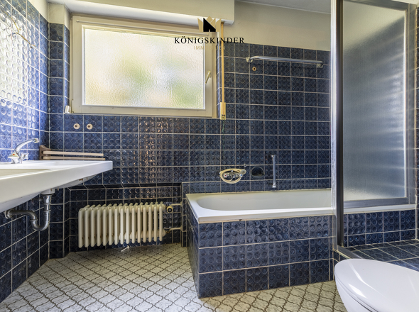 Familienbad mit Badewanne und Dusche