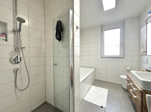 Bad mit Dusche und Wanne