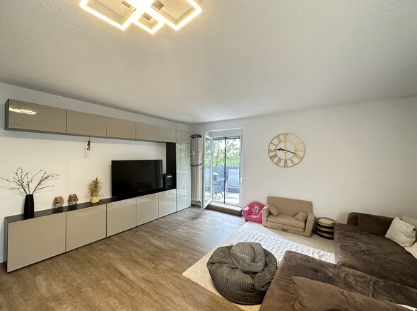 Wohnbereich (ehemalige Einrichtung) mit Zugang auf den Balkon