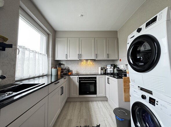 Küche mit Platz für Waschmaschine und Trochner
