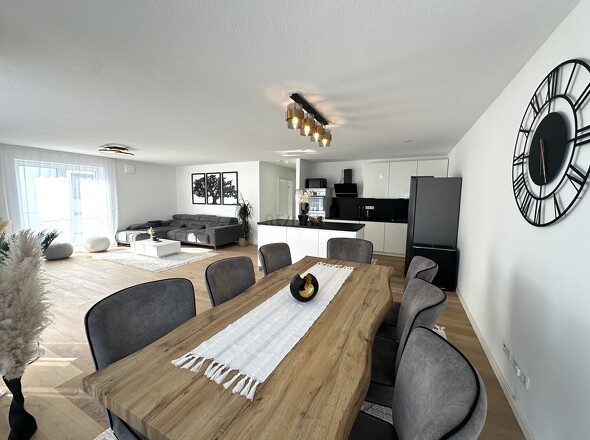 Wohn- und Essbereich mit offener Küche