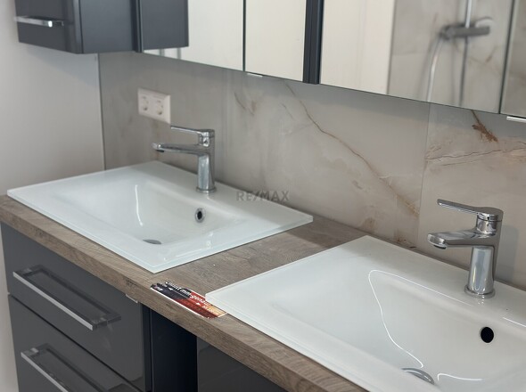 Waschbecken vorderes Haus