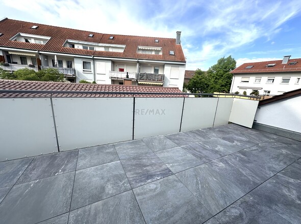 Terrasse vorderes Haus