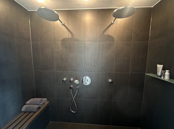 Doppeldusche im Masterschlafzimmer