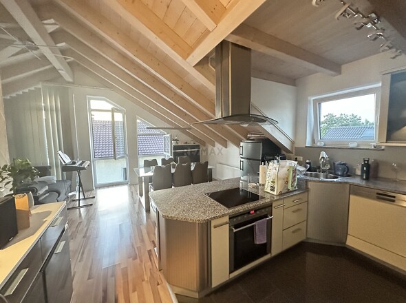 Wohn- und Essbereich mit offener Küche DG