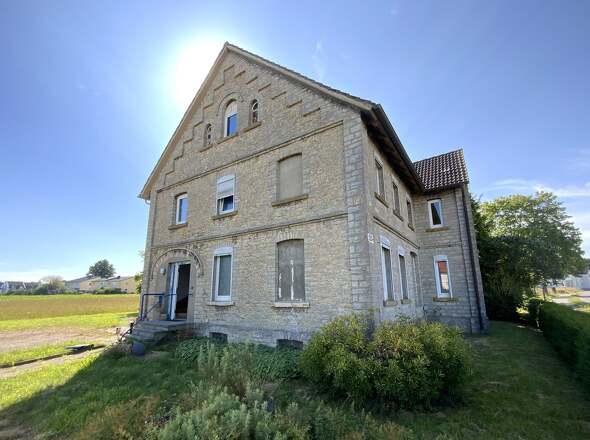 Seitenansicht mit Eingang