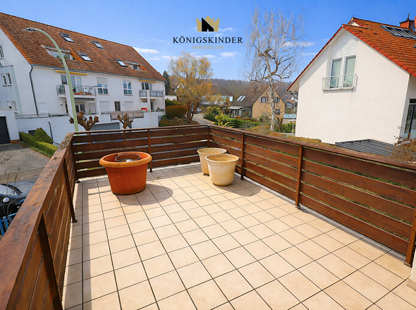 ...führt zur Dachterrasse auf der Garage...