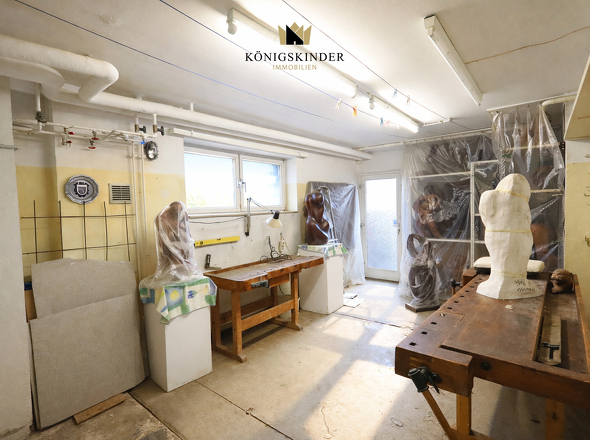 Im Keller das ehemalige Künstleratelier mit Ausgang zum Garten