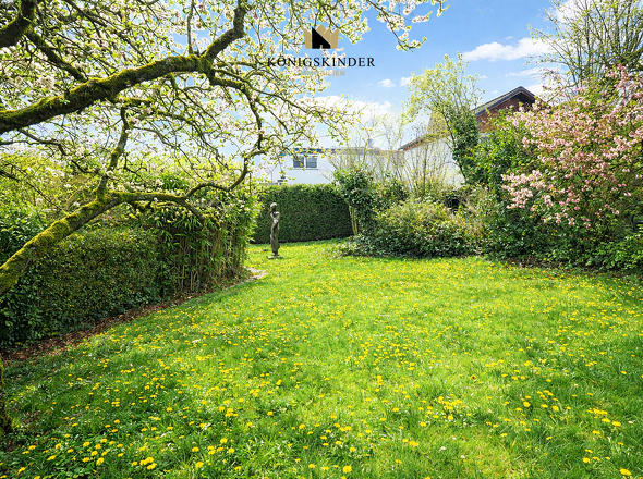 Im Süden liegt der mit Sträuchern und Büschen eingerahmte Garten 