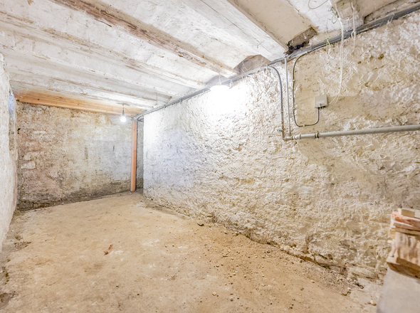 Weitläufiger Naturkeller