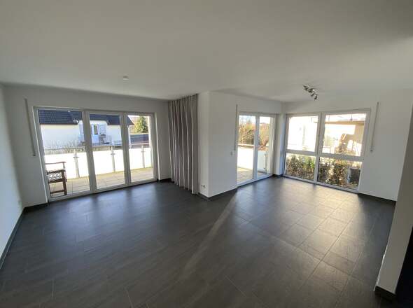 Wohnbereich mit 2 Zugängen auf den Balkon