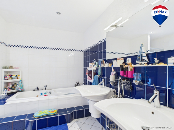 RE/MAX Immobilien DeLux Einfamilienhaus Mettlach-Weiten Badezimmer OG