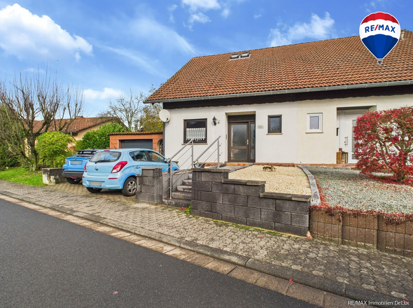 RE/MAX Immobilien DeLux Einfamilienhaus Niederlosheim Seitenansicht