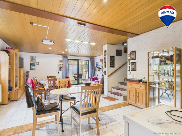 RE/MAX Immobilien DeLux Einfamilienhaus Niederlosheim Wohnzimmer