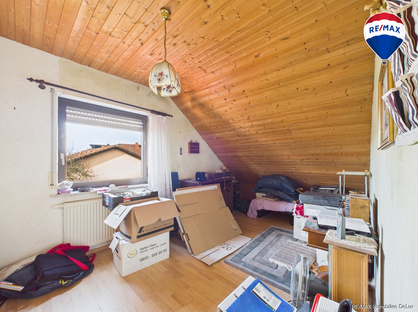 RE/MAX Immobilien DeLux Einfamilienhaus Niederlosheim Schlafzimmer