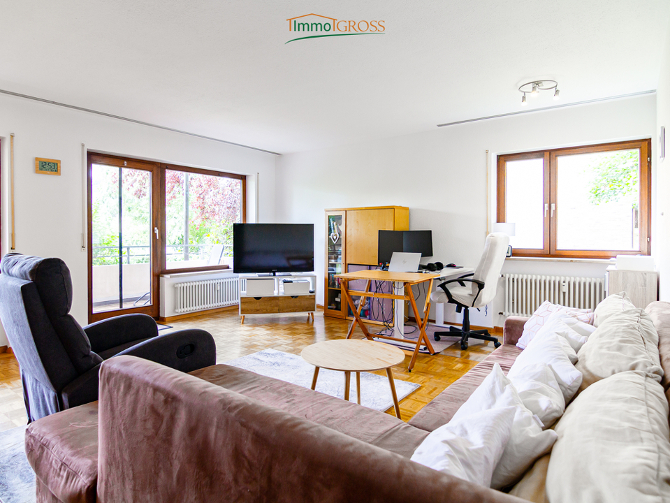 Wohnzimmer mit Zugang zum Balkon