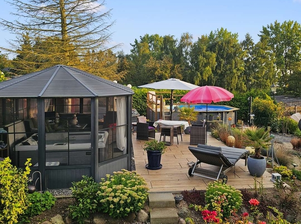 Terrasse mit Wintergarten & Whirlpool
