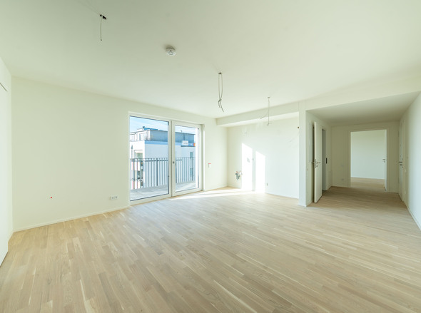 Wohn- und Essbereich mit Zugang zum Balkon