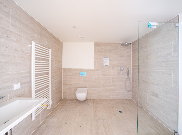 Badezimmer mit bodengleicher Dusche