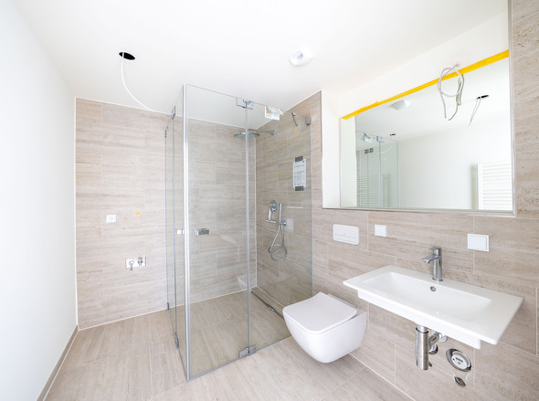 Badezimmer mit bodengleicher Dusche