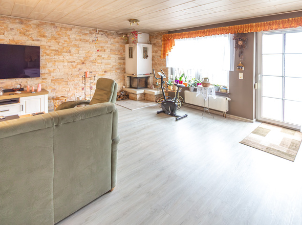 Wohnzimmer mit Ausgang zur Süd-West-Terrasse