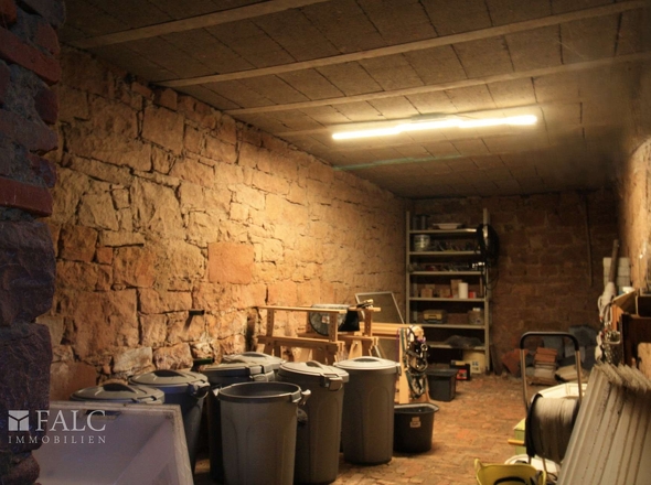 Scheune - Raum mit Natursteinmauer