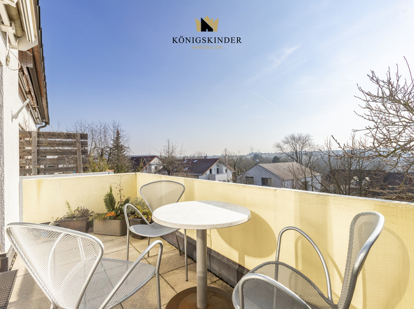 Gemütlicher Balkon mit Blick ins Grüne