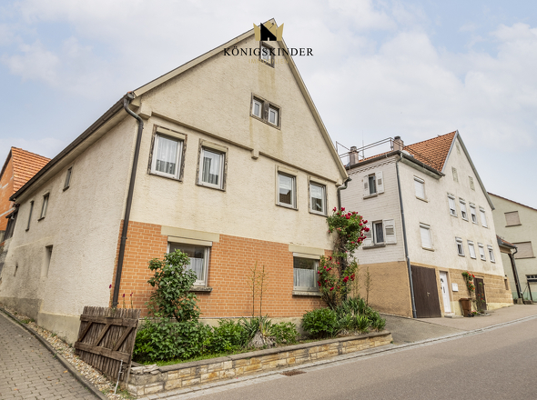 Hausansicht- Charmanter Altbau mit Geschichte – das Herzstück des Grundstücks