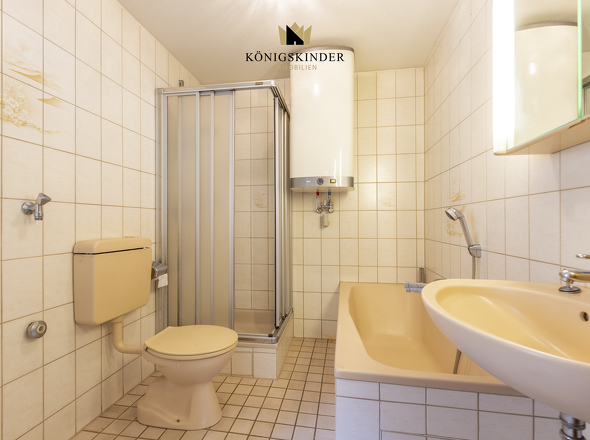 Badezimmer- Zweckmäßig ausgestattet – Bad mit Potenzial für eine moderne Gestaltung