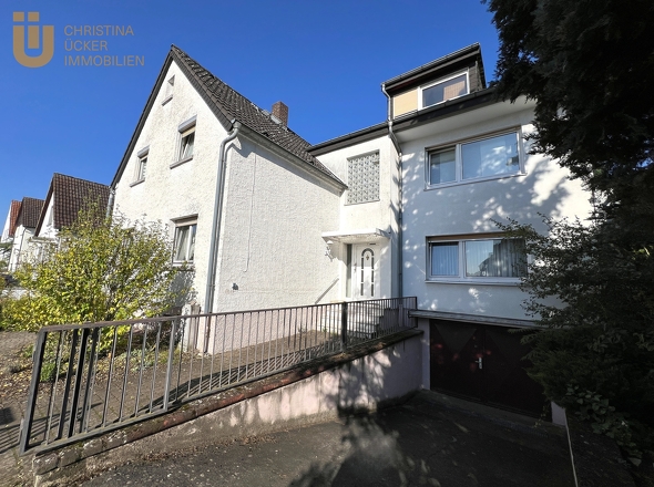 Hausansicht mit Garage