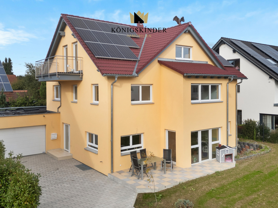 Zufahrt mit Garagenhaus