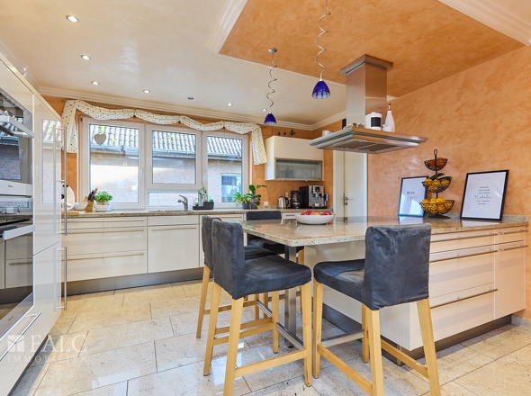 Offene Küche mit Sitzgruppe