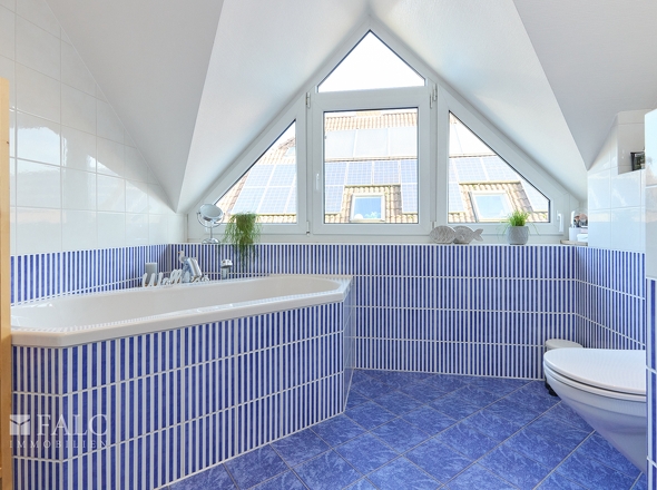 Badezimmer mit Dusche und Wanne