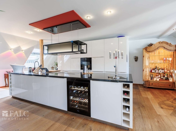 Einbauküche mit Kochinsel Maisonettewohnung