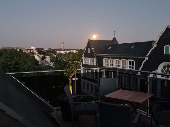 Dachterrasse bei Dunkelheit