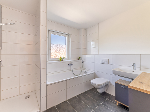 Badezimmer mit Dusche und Badewanne